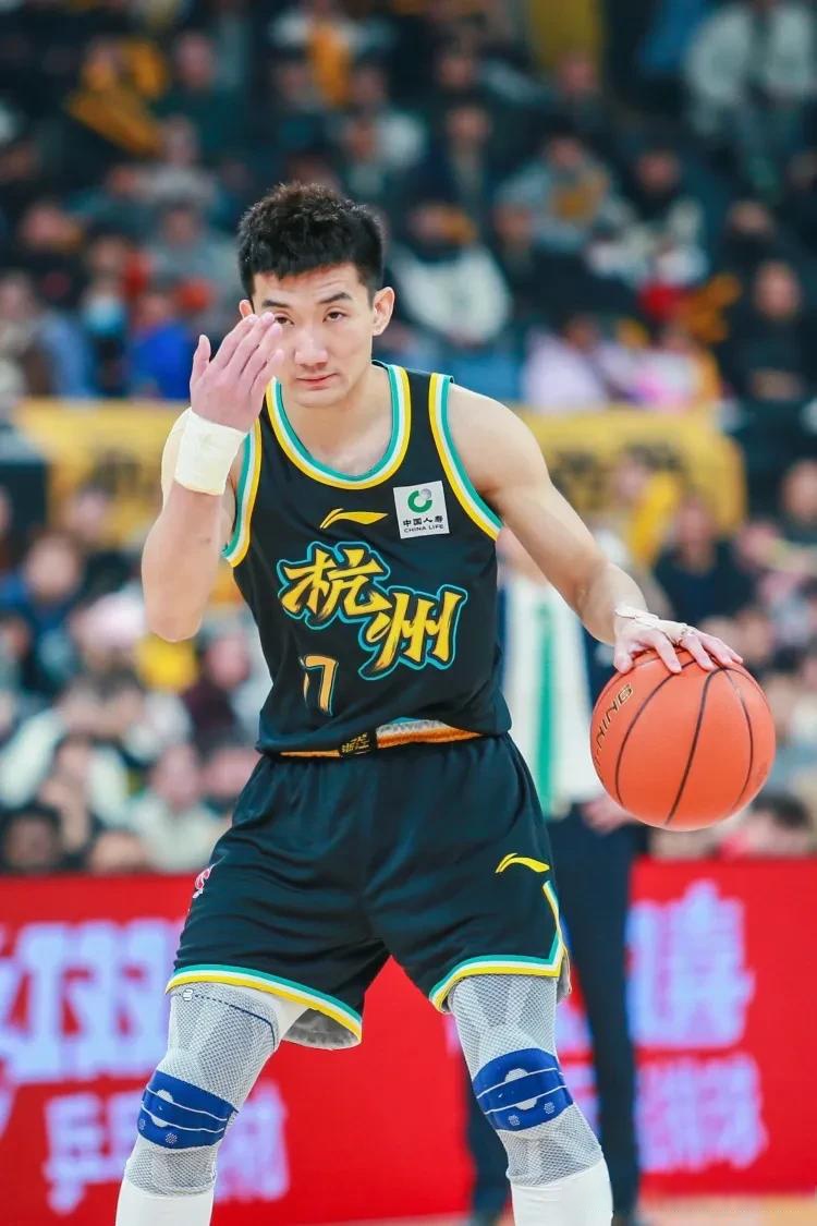 训练课后广东宏远备战英超；篮板制胜细节流出；目标明确；心理建设被强调(广东宏远战广厦胜负发生逆袭)