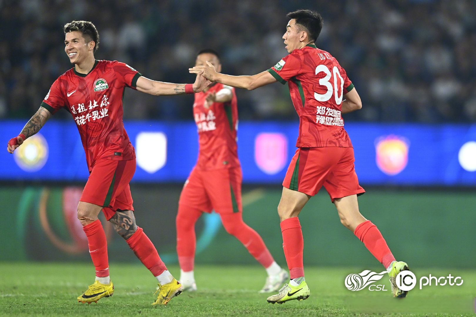 赛地聚焦——中超今夜热度飙升;马赛防线松动;悬念犹存;团队化学反应显著 赛地聚焦——中超今夜热度飙升;马赛防线松动;悬念犹存;团队化学反应显著