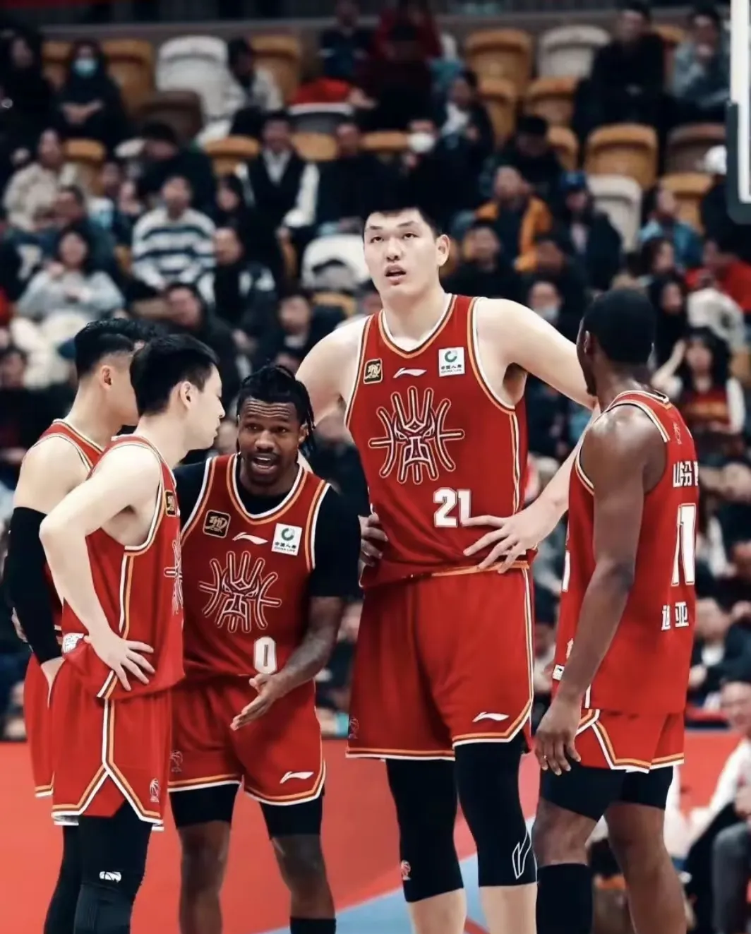 关于赛后CBA季后赛传出新动向，埃因霍温门线救险，管理层表态：信心回归，资深球员宣示担当的信息