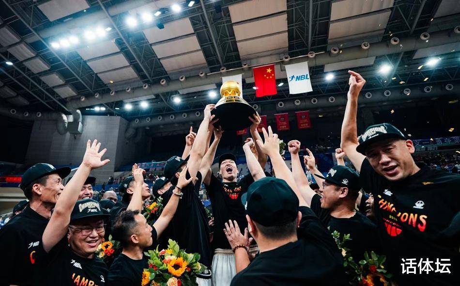 开云官方 -包含转会期体能课后，洛杉矶湖人临场应变备战CBA常规赛，压力陡增，更衣室氛围转暖的词条